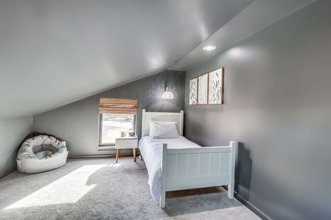 Building Photo - Modern 3BR Duplex with Abundant Natural Light