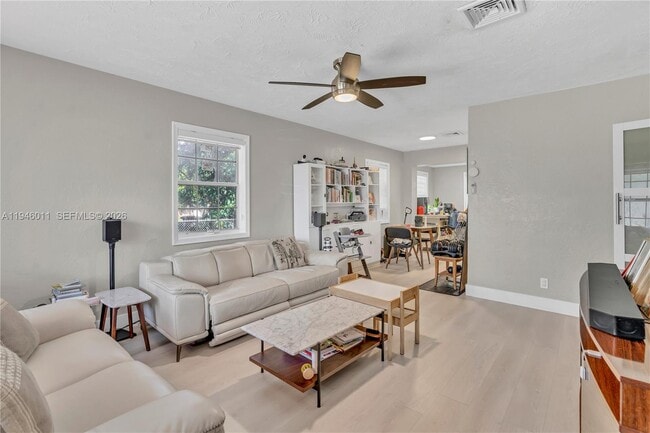 Building Photo - 709 SW 7th Ave