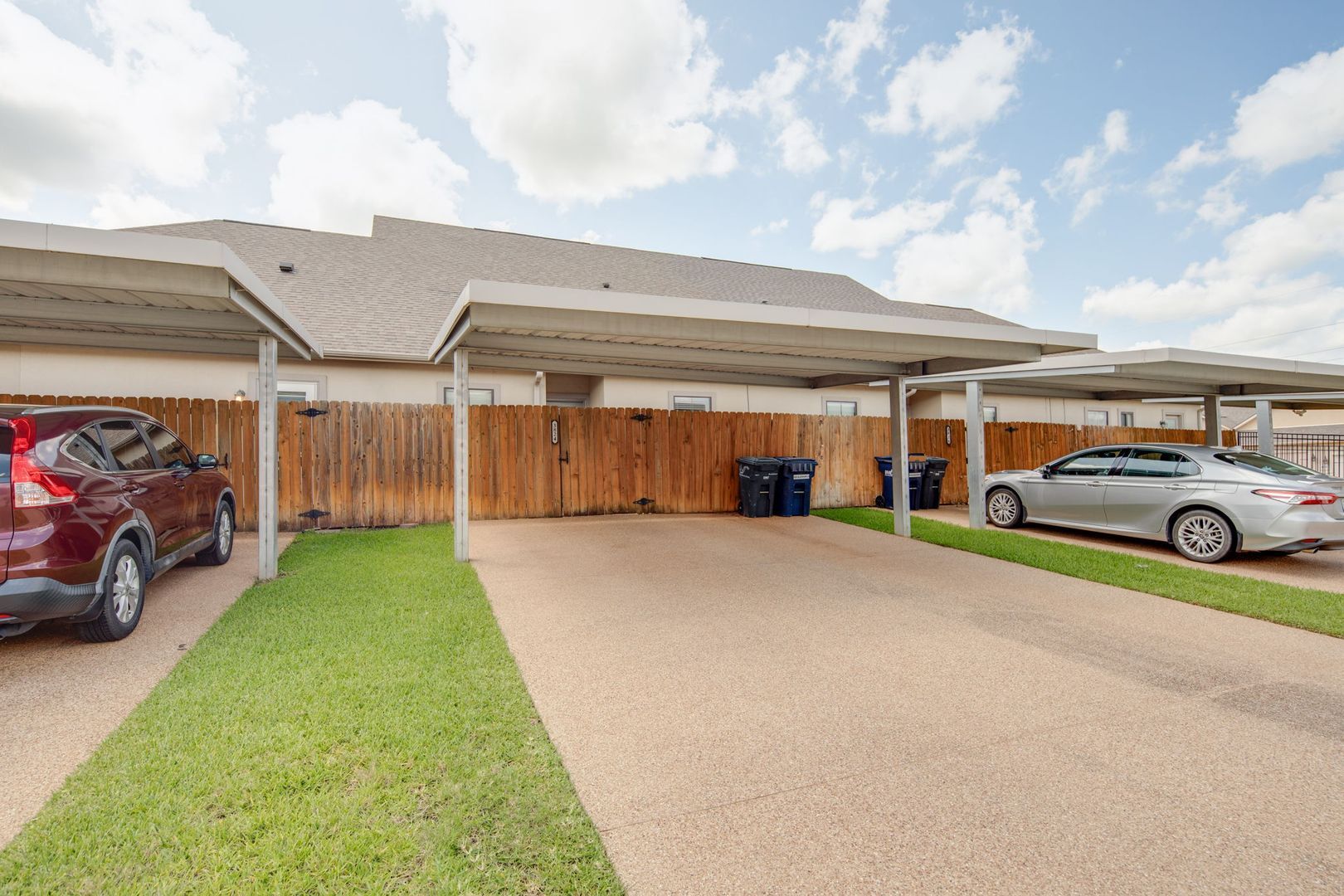 Building Photo - AUGUST PRE-LEASE Spacious 3 Bedroom 2.5 Bathroom Townhome with Covered Parking