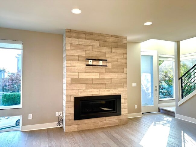 Building Photo - 2Bd/2.5Ba Kirkland Townhouse