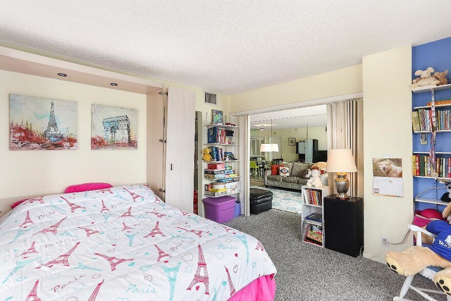 Guest bedroom with murphy bed. - 1500 S Ocean Blvd