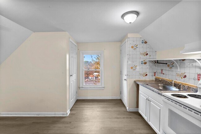 Building Photo - 141 Crown St