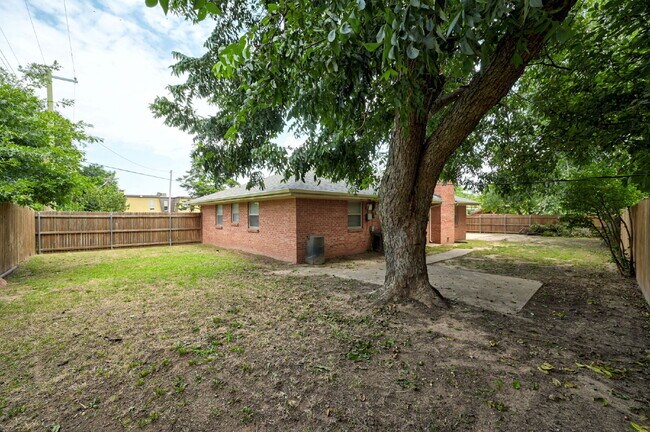Building Photo - Rollingwood Beauty!