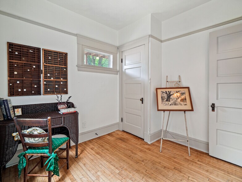 Building Photo - 1854 W 48th St