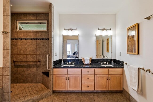 Building Photo - 76-886 Hualalai St