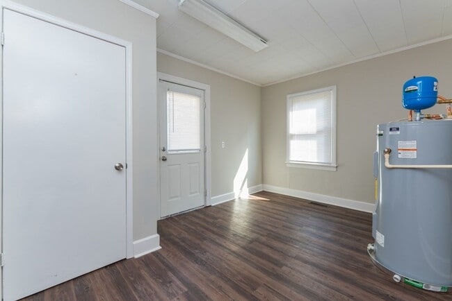 Building Photo - Move-In Ready Comfort – 4 Bed, 2 Bath!