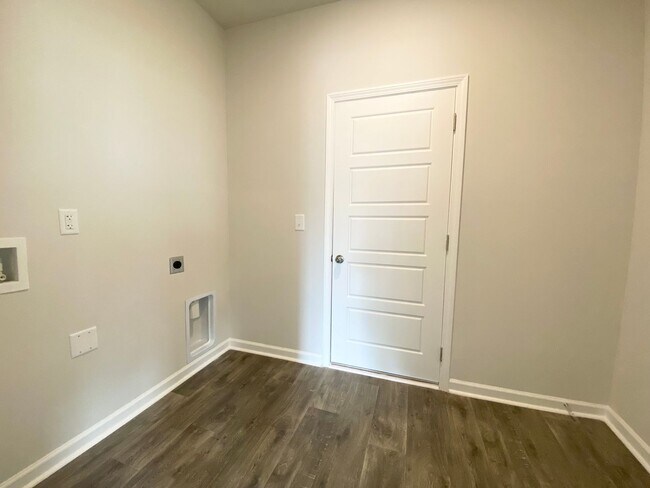 Building Photo - LIKE NEW home in a new subdivision!