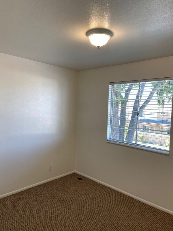 Building Photo - 585 E 50 S