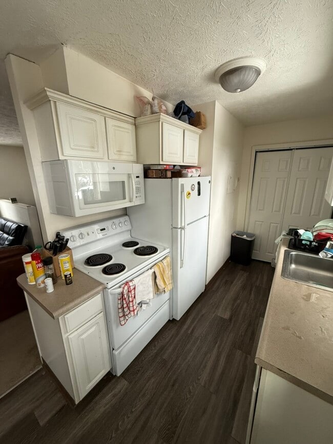 Building Photo - 805 Hicks Dr