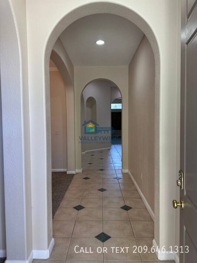 Building Photo - 2555 Crestmore Cir