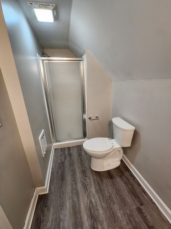 Building Photo - SUPER CLEAN 1 Bedroom Apt For Rent