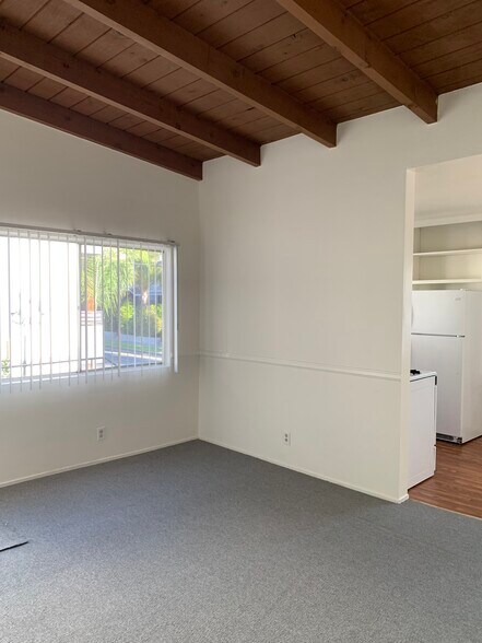 Building Photo - 975 S Barrington Ave