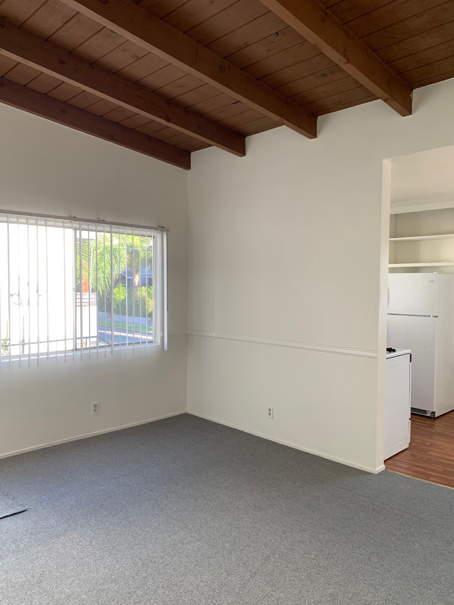 Building Photo - 975 S Barrington Ave