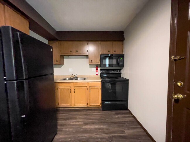 Building Photo - 2213 E Memorial Dr
