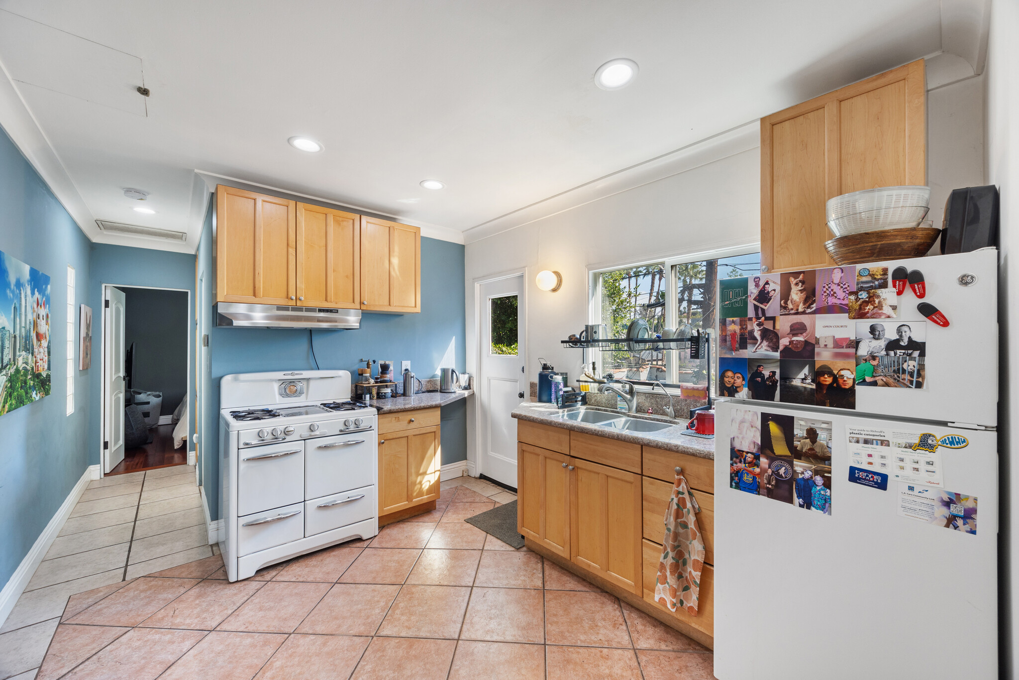 large bright kitchen - 3115 Marathon St