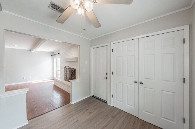 Building Photo - 1300 Potomac Dr