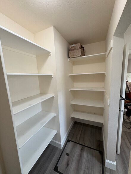Building Photo - 4614 Braeburn Ave