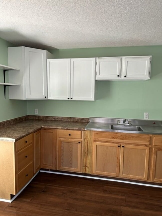Building Photo - 1 bedroom - Bath