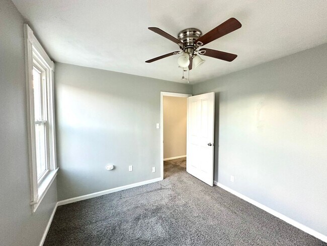 Building Photo - Charming 2 Bed, 1.5 Bath w/ Bonus Space in...