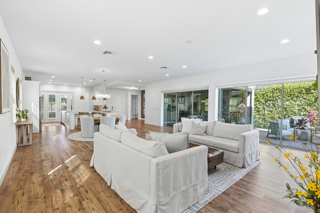 Building Photo - Luxury 5-Bedroom Residence in Eagle Creek with Indoor-Outdoor Living