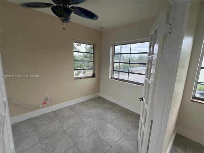 Building Photo - 1104 SW 12th Ct