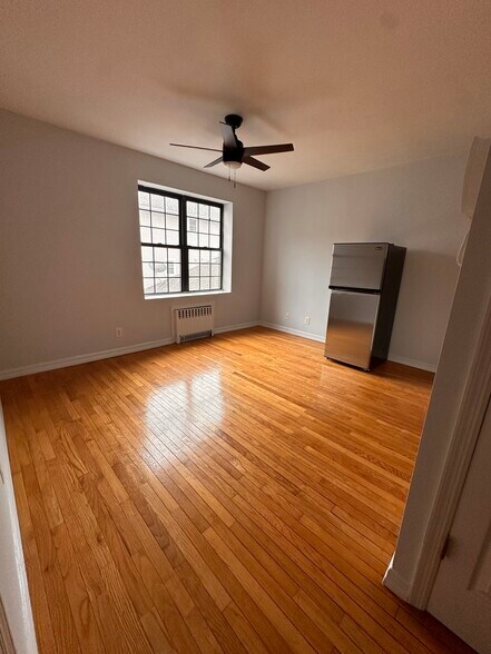 Building Photo - 890 W Beech St