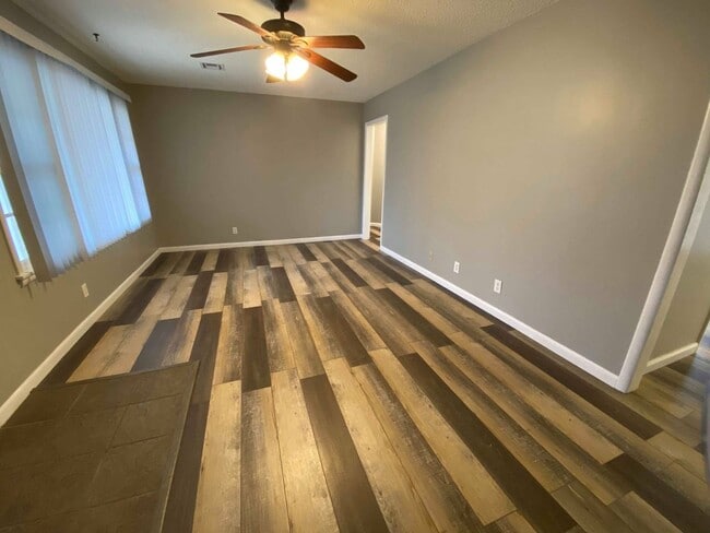Building Photo - 3 Bedroom On West Side!