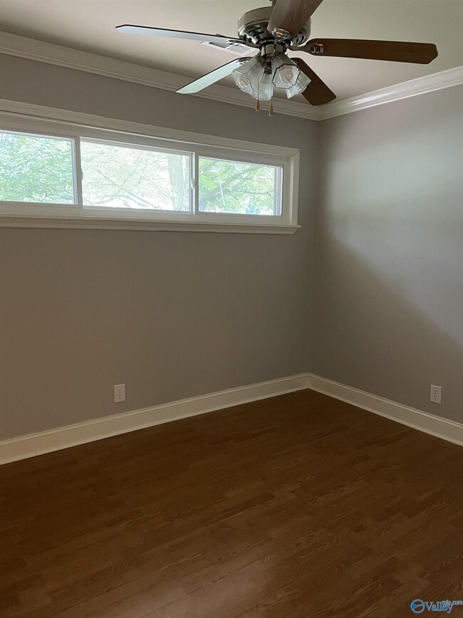 Building Photo - 505 Greenacres Dr NW