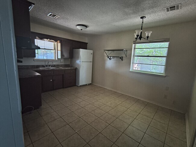 Building Photo - 140 Ridgecrest Rd