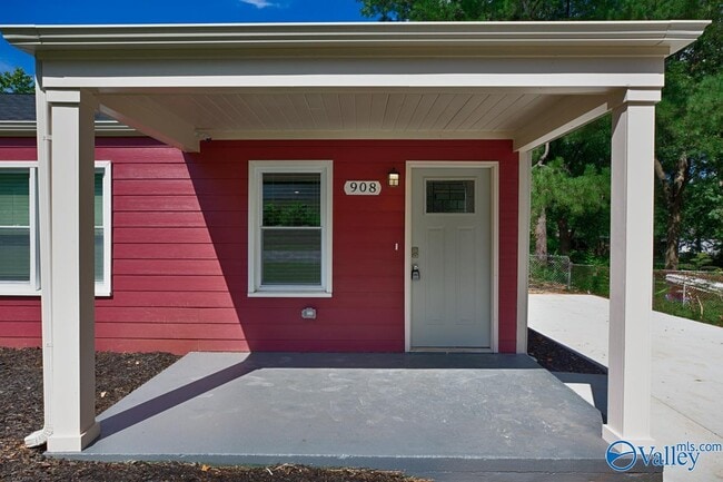 Building Photo - 908 Fairway Dr NW