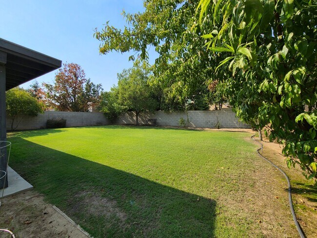 Building Photo - 4/2 bathroom located close to schools, sho...