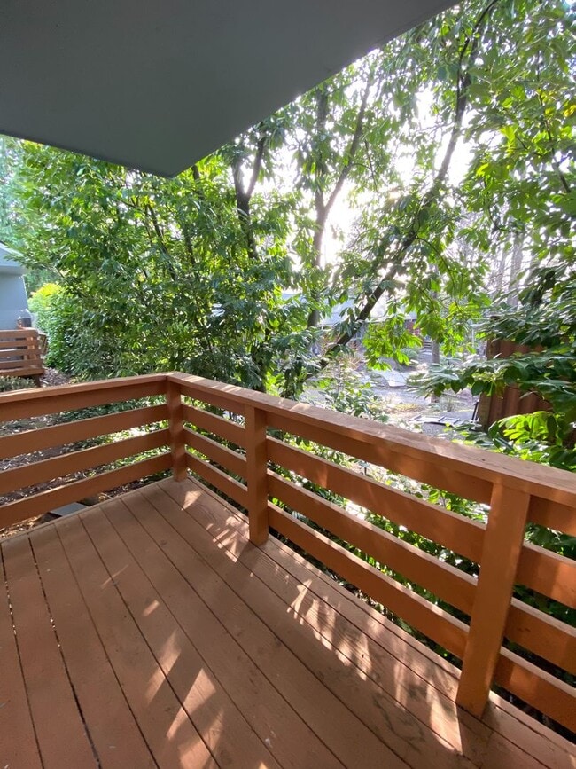 Building Photo - Large, Updated 2 Bedroom, 1.5 bath Townouse in Lovely Multnomah Village