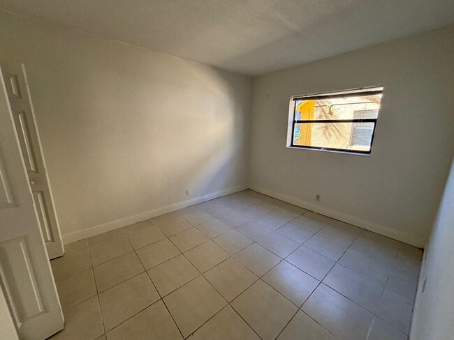 Building Photo - 4061 N Dixie Hwy