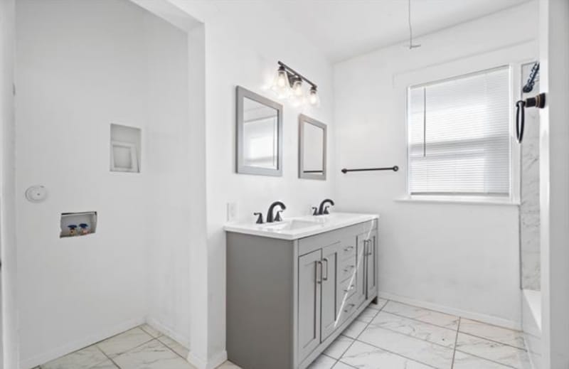 Building Photo - 719 S Montreal Ave