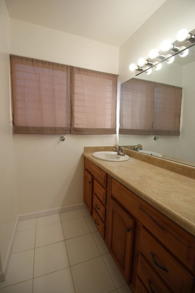 Building Photo - 3 bedroom - 2 bath - with 2 PARKING STALLS!