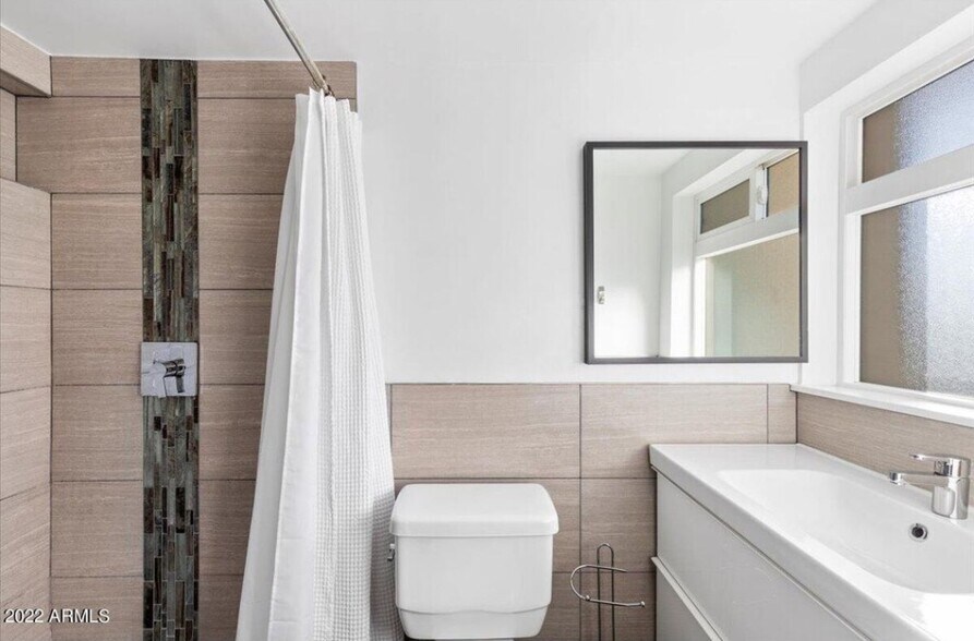 Building Photo - 349 E Thomas Rd