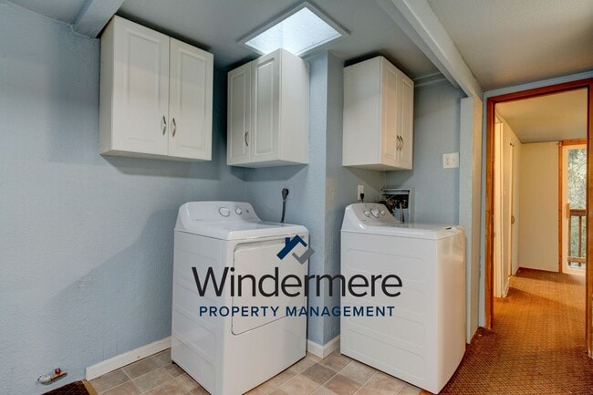 Building Photo - Private 2 bed 2 bath home