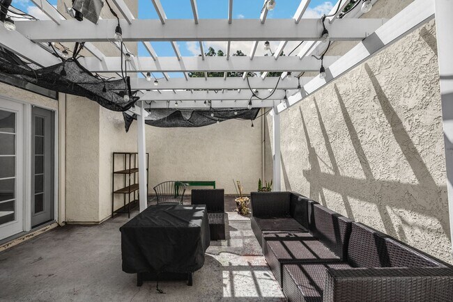 Building Photo - 3 Bed, 3 Bath townhome in Woodbridge Village