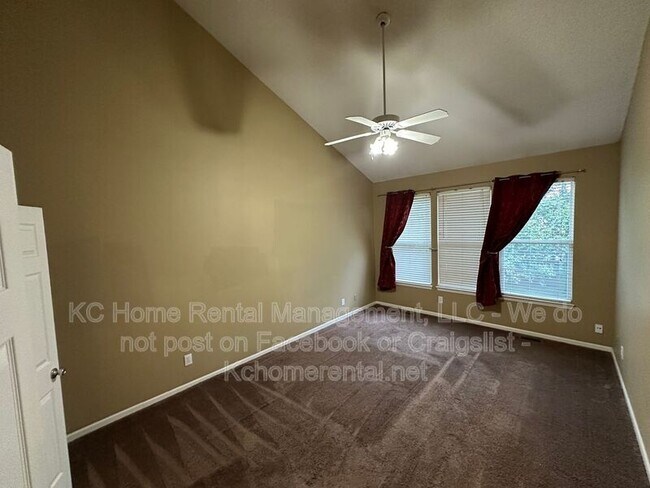 Building Photo - 9305 N Charlotte Ct