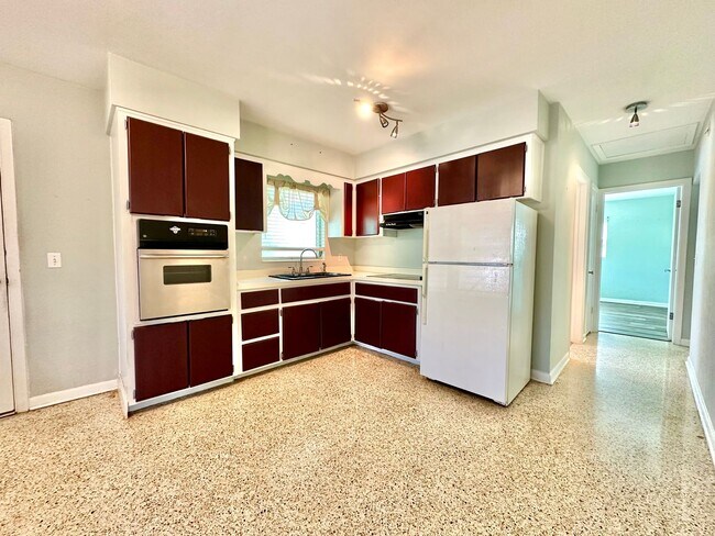 Building Photo - Bright & cozy 2bedroom 1bath home with out...