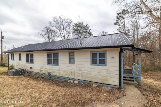 Building Photo - 219 Highland Ave