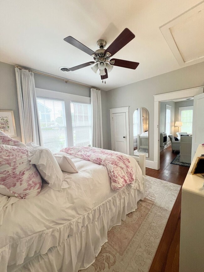 Building Photo - Beautiful 2 Bedroom home one block from ECU!