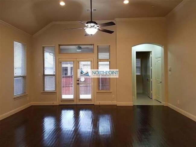 Building Photo - 3701 Post Oak Trail