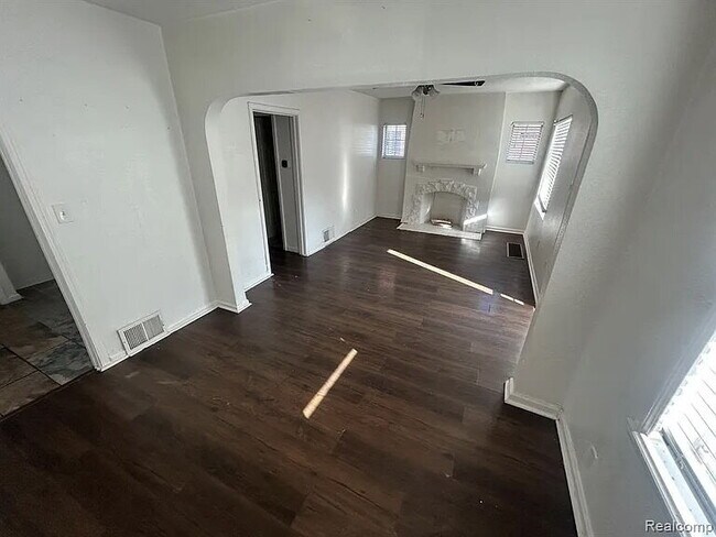 Building Photo - ELEGANT APT HOME