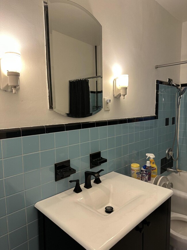 Building Photo - 229 Lakeland Dr