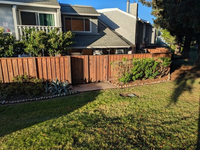 Building Photo - Amazing, gorgeous, end unit with huge yard...