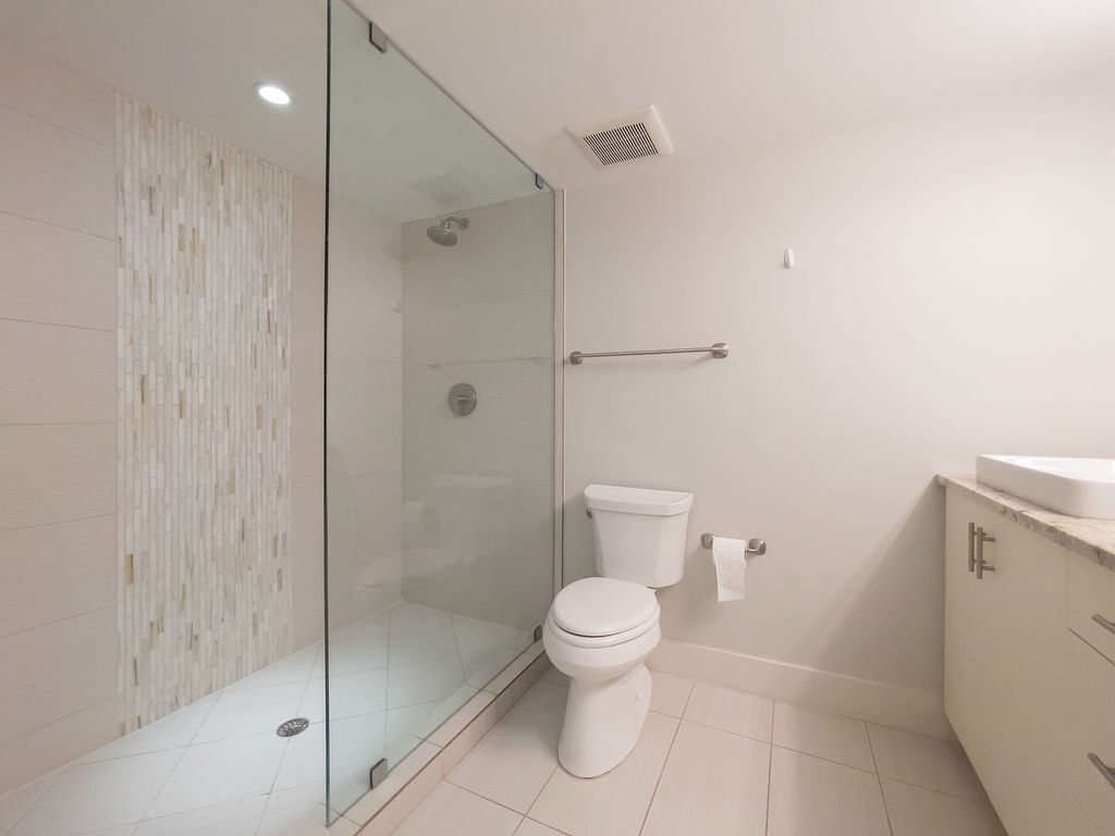 Building Photo - 64 Isle Of Venice Dr