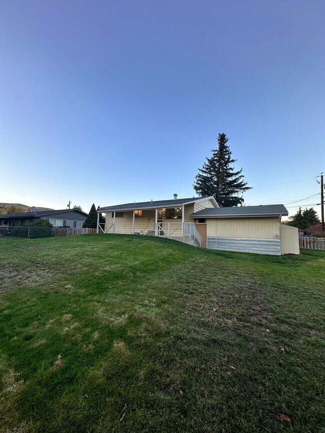 Building Photo - Large 4 Bed, 2 Bath House Available For Rent*