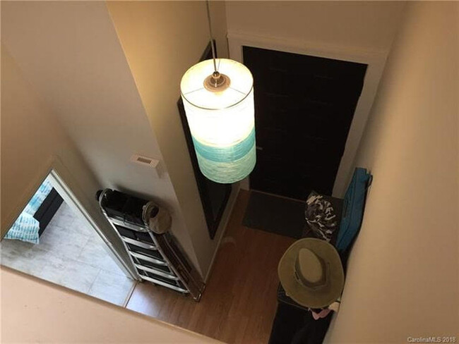 Building Photo - Partially Furnished 1BR condo w/Loft by Ba...