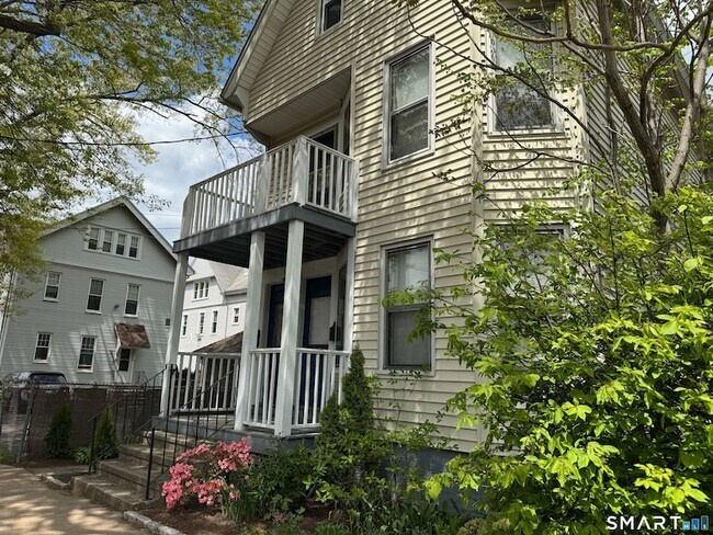Building Photo - 215 Willow St